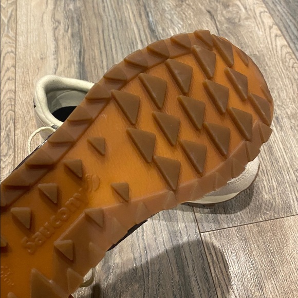 Saucony sneakers size 6 - Picture 3 of 4